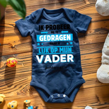 Laden Sie das Bild in den Galerie-Viewer, IK PROBEER ME TE GEDRAGEN PAPA - Gepersonaliseerde baby onesie, baby body 100% biologisch katoen
