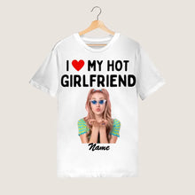 Laden Sie das Bild in den Galerie-Viewer, I love my hot girlfriend - Personalisiertes Foto T-Shirt (100% Baumwolle, Unisex)
