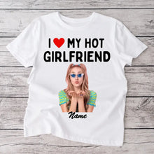 Laden Sie das Bild in den Galerie-Viewer, I love my hot girlfriend - Personalisiertes Foto T-Shirt (100% Baumwolle, Unisex)
