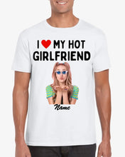 Laden Sie das Bild in den Galerie-Viewer, I love my hot girlfriend - Personalisiertes Foto T-Shirt (100% Baumwolle, Unisex)
