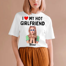 Laden Sie das Bild in den Galerie-Viewer, I love my hot girlfriend - Personalisiertes Foto T-Shirt (100% Baumwolle, Unisex)
