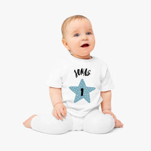 Laden Sie das Bild in den Galerie-Viewer, Baby T-Shirt Geburtstag - Personalisiertes Kleinkind-Shirt, 100% Bio-Baumwolle, Jahreszahl &amp; Name
