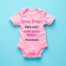 Laden Sie das Bild in den Galerie-Viewer, Sorry Jungs, Papa sagt keine Dates - Personalisierter Baby-Onesie/ Strampler, 100% Bio-Baumwolle für Mädchen
