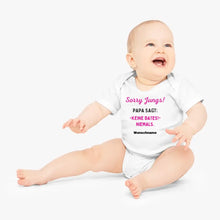 Laden Sie das Bild in den Galerie-Viewer, Sorry Jungs, Papa sagt keine Dates - Personalisierter Baby-Onesie/ Strampler, 100% Bio-Baumwolle für Mädchen
