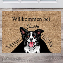 Laden Sie das Bild in den Galerie-Viewer, Personalisierte Haustier Fußmatte Hund &amp; Katze &quot;unterm Vorhang&quot; (1-4 Haustiere)
