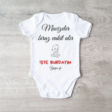 Laden Sie das Bild in den Galerie-Viewer, &quot;Mucizeler biraz vakit alır İŞTE BURDAYIM - Personalisierter Baby-Onesie/ Strampler türkisch, 100% Bio-Baumwolle Baby Body
