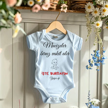 Laden Sie das Bild in den Galerie-Viewer, &quot;Mucizeler biraz vakit alır İŞTE BURDAYIM - Personalisierter Baby-Onesie/ Strampler türkisch, 100% Bio-Baumwolle Baby Body
