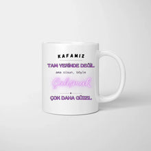 Laden Sie das Bild in den Galerie-Viewer, Kafamız TAM YERİNDE DEĞİL ama olsun, böyle Çalışmak ÇOK DAHA GÜZEL - Kolleginnen Tasse personalisiert
