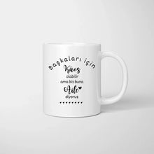 Laden Sie das Bild in den Galerie-Viewer, Başkaları için Kaos olabilir ama biz buna Aile diyoruz - Personalisierte Familien Tasse
