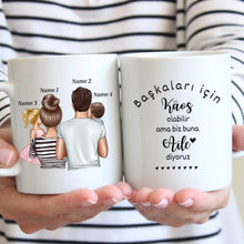 Laden Sie das Bild in den Galerie-Viewer, Başkaları için Kaos olabilir ama biz buna Aile diyoruz - Personalisierte Familien Tasse
