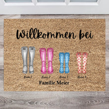 Laden Sie das Bild in den Galerie-Viewer, Willkommen bei uns, Gummistiefel - Personalisierte Fußmatte für innen &amp; aussen (2-8 Personen, Kinder, Babys &amp; Haustiere)
