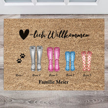 Laden Sie das Bild in den Galerie-Viewer, Herzlich Willkommen Gummistiefel - Personalisierte Fußmatte  für innen &amp; aussen (2-8 Personen, Kinder, Babys &amp; Haustiere)
