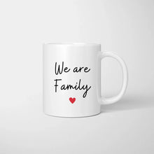 Laden Sie das Bild in den Galerie-Viewer, Personalisierte Tasse für die ganze Familie &quot;We are Family&quot; (1-4 Kinder + Haustiere)
