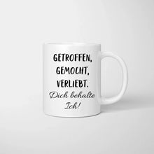 Laden Sie das Bild in den Galerie-Viewer, Getroffen, gemocht, verliebt - Dich behalte ich! - Personalisierte Tasse für Paare
