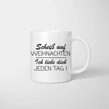 Laden Sie das Bild in den Galerie-Viewer, Scheiss auf Weihnachten, ich liebe dich mehr - Personalisierte Tasse für Paare
