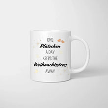 Laden Sie das Bild in den Galerie-Viewer, One Plätzchen a day keeps the Weihnachtsstress away - Personalisierte Tasse Freundinnen &amp; Kolleginnen (2-4 Personen)
