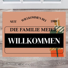 Laden Sie das Bild in den Galerie-Viewer, Willkommen bei unserer Familie - Personalisierte Fußmatte zur Weihnachtszeit (Name &amp; Jahreszahl)
