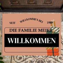 Laden Sie das Bild in den Galerie-Viewer, Willkommen bei unserer Familie - Personalisierte Fußmatte zur Weihnachtszeit (Name &amp; Jahreszahl)
