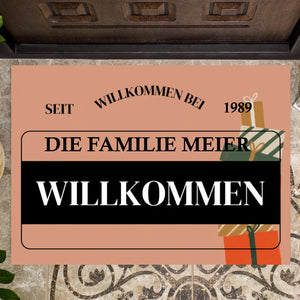 Willkommen bei unserer Familie - Personalisierte Fußmatte zur Weihnachtszeit (Name & Jahreszahl)