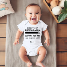 Laden Sie das Bild in den Galerie-Viewer, IK BEN AAN HET Downloaden - Gepersonaliseerde baby onesie/ romper voor Kerstmis, 100% biologisch katoen copy
