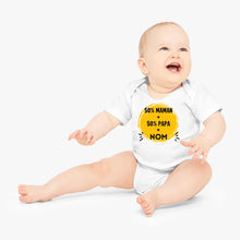 Laden Sie das Bild in den Galerie-Viewer, 50% Maman + 50% Papa = Moi - Onesie/dorsal bébé personnalisé pour Noël, 100% coton bio
