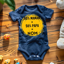 Laden Sie das Bild in den Galerie-Viewer, 50% Maman + 50% Papa = Moi - Onesie/dorsal bébé personnalisé pour Noël, 100% coton bio
