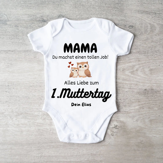 Mama du machst einen tollen Job, 1. Muttertag gemeinsam - Personalisierter Baby Strampler (100% Bio-Baumwolle)