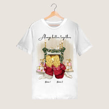 Laden Sie das Bild in den Galerie-Viewer, Weihnachten Freundinnen am Kamin mit Getränk - Personalisiertes T-Shirt (2-3 Frauen)
