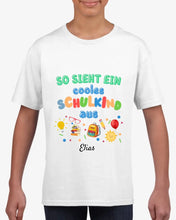 Laden Sie das Bild in den Galerie-Viewer, So sieht ein cooles Schulkind aus - Personalisiertes T-Shirt für Kinder zur Einschulung (100% Baumwolle)
